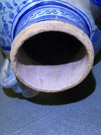 Een blauw-witte Antwerpse majolica siroopkan, gedateerd 1549