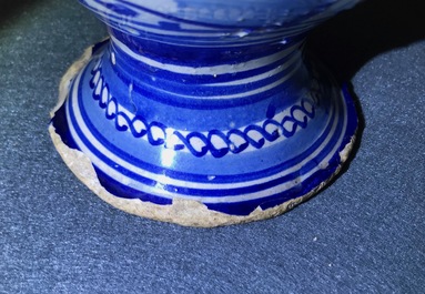 Een blauw-witte Antwerpse majolica siroopkan, gedateerd 1609