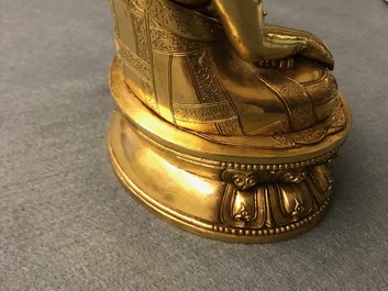 Een Sino-Tibetaanse verguld bronzen figuur van Boeddha Shakyamuni, 17/18e eeuw