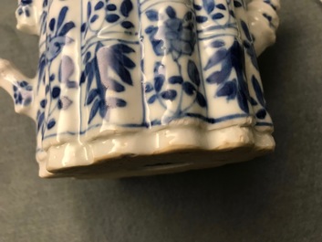 Een Chinese blauw-witte bamboevormige theepot met deksel, Kangxi