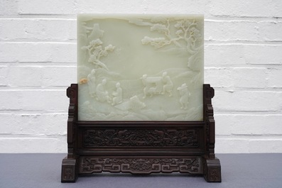 Un &eacute;cran de table en jade c&eacute;ladon p&acirc;le et bois sculpt&eacute;, Chine, 19/20&egrave;me