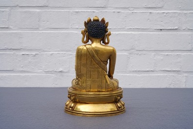 Een Sino-Tibetaanse verguld bronzen figuur van Boeddha Shakyamuni, 17/18e eeuw