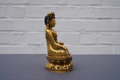 Een Sino-Tibetaanse verguld bronzen figuur van Boeddha Shakyamuni, 17/18e eeuw