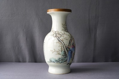 Un vase en porcelaine de Chine famille rose, marque de Qianlong, R&eacute;publique, 20&egrave;me