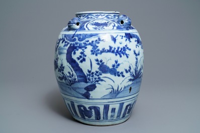 Een Chinese blauw-witte pot met vogels in een landschap, Wanli