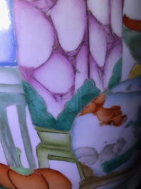 Un vase en porcelaine de Chine famille rose &agrave; double d&eacute;cor, 19/20&egrave;me