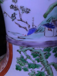 Un vase 'Hong Men Yan' en porcelaine de Chine famille verte, Kangxi