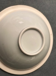 Une bo&icirc;te couverte et un r&eacute;chaud en porcelaine de Chine qianjiang cai, 19/20&egrave;me