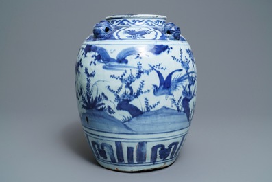 Een Chinese blauw-witte pot met vogels in een landschap, Wanli