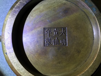 Een grote Chinese bronzen wierookbrander, Xuande merk, 18e eeuw