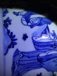 Un grand br&ucirc;le-parfum en porcelaine de Chine bleu et blanc &agrave; d&eacute;cor d'immortels, Wanli