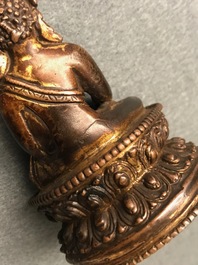 Een Sino-Tibetaanse verguld bronzen figuur van Boeddha, 16/17e eeuw