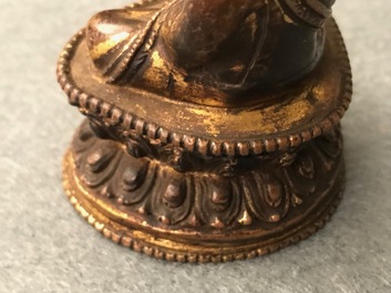 Une figure de Bouddha en bronze dor&eacute;, Sino-Tibet, 16/17&egrave;me