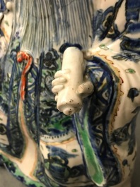 Une figure de Shoulao assis sur un cerf en porcelaine de Chine wucai, Wanli