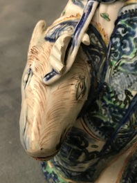 Une figure de Shoulao assis sur un cerf en porcelaine de Chine wucai, Wanli