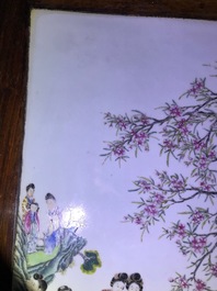 Een grote Chinese famille rose plaquette in een houten tafel, Republiek, 20e eeuw