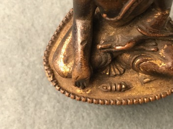 Een Sino-Tibetaanse verguld bronzen figuur van Boeddha, 16/17e eeuw