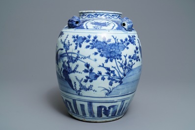 Een Chinese blauw-witte pot met vogels in een landschap, Wanli