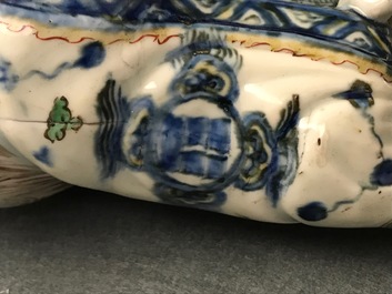 Une figure de Shoulao assis sur un cerf en porcelaine de Chine wucai, Wanli