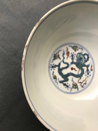 Un bol en porcelaine de Chine &agrave; d&eacute;cor de dragons, marque de Chenghua, Kangxi