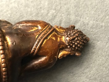 Een Sino-Tibetaanse verguld bronzen figuur van Boeddha, 16/17e eeuw