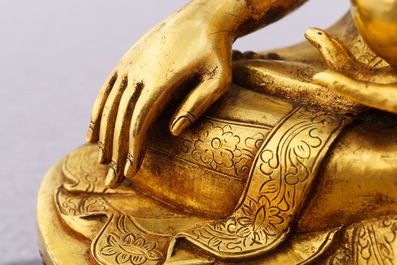 Een Sino-Tibetaanse verguld bronzen figuur van Boeddha Shakyamuni, 17/18e eeuw