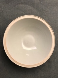 Une bo&icirc;te couverte et un r&eacute;chaud en porcelaine de Chine qianjiang cai, 19/20&egrave;me