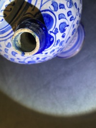 Een blauw-witte Antwerpse majolica siroopkan, 2e helft 16e eeuw