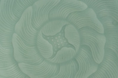 Een Chinees celadon bord in chrysantvorm, Qianlong merk en periode