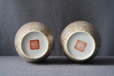 Une paire de vases en porcelaine de Chine famille rose coquille d'oeuf, marque de Qianlong, R&eacute;publique, 20&egrave;me