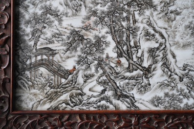 Een fijne Chinese grisaille 'winterlandschap' plaquette in houten tafelscherm, Republiek, 20e eeuw
