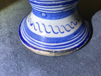 Een blauw-witte Antwerpse majolica siroopkan, 2e helft 16e eeuw