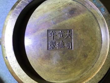 Un grand br&ucirc;le-parfum en bronze, marque de Xuande, Chine, 18&egrave;me