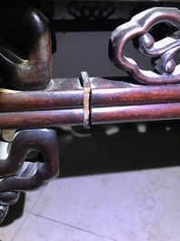 Een grote Chinese famille rose plaquette in een houten tafel, Republiek, 20e eeuw