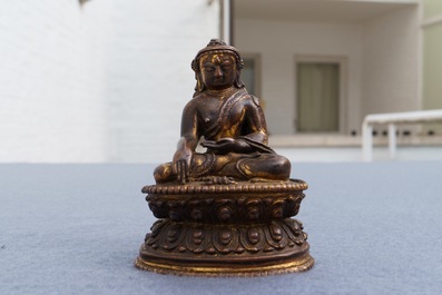 A Sino-Tibetan gilt bronze figure of Buddha, 16/17th C.