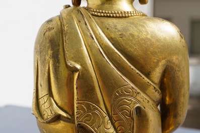 Une figure de Bouddha debout en bronze dor&eacute;, Chine, Qianlong