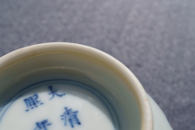 Un bol en porcelaine de Chine doucai, marque de Kangxi, 19/20&egrave;me