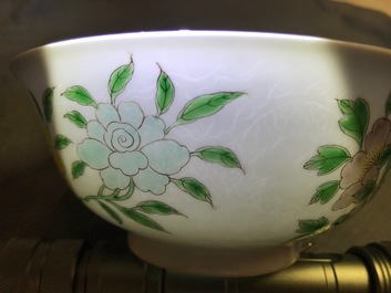 Un bol 'anhua' et un vase en porcelaine de Chine famille verte, marque de Kangxi, 19&egrave;me