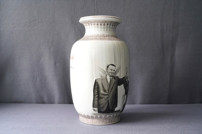 Un vase en porcelaine de Chine &agrave; d&eacute;cor du communisme en Albanie lors de la R&eacute;volution Culturelle, 20&egrave;me