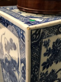 Een grote vierkante Chinese blauw-witte theebus met floraal decor, Kangxi