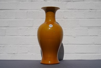 Un vase de forme balustre en porcelaine de Chine jaune monochrome, 19/20&egrave;me