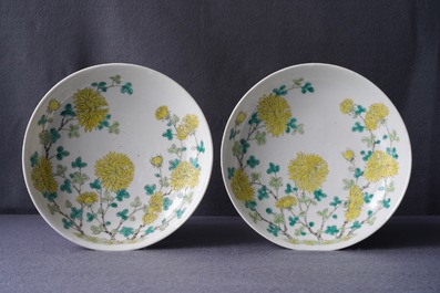 Une paire d'assiettes en porcelaine de Chine &agrave; d&eacute;cor de chrysanth&egrave;mes, marque de Guangxu, 19/20&egrave;me