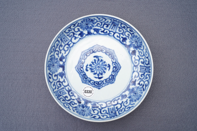 Een Chinees blauw-wit bord met 'Shou' karakters, Yongzheng merk en periode