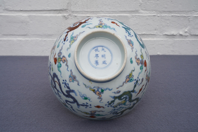 Un bol en porcelaine de Chine &agrave; d&eacute;cor de dragons, marque de Chenghua, Kangxi