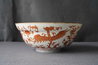 Un bol en porcelaine de Chine rouge de fer &agrave; d&eacute;cor de ph&eacute;nix, 19&egrave;me