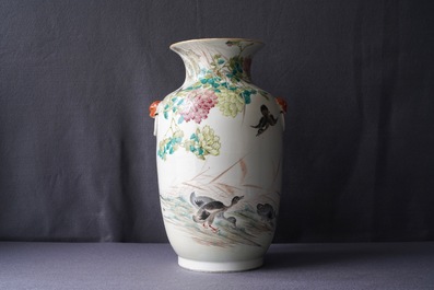 Un vase en porcelaine de Chine qianjiang cai &agrave; d&eacute;cor de canards mandarins, 19/20&egrave;me