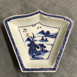 Een Chinese blauw-witte zoetvleesset of rijsttafel met landschapsdecor, 18/19e eeuw