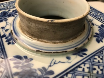 Een grote vierkante Chinese blauw-witte theebus met floraal decor, Kangxi