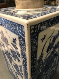 Een grote vierkante Chinese blauw-witte theebus met floraal decor, Kangxi