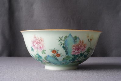 Een Chinese famille rose kom met floraal decor op celadon fondkleur, Qianlong merk, 19/20e eeuw